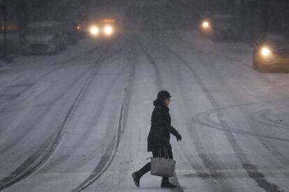 Una mujer atraviesa una calle cubierta de nieve en Cincinati, este miércoles.