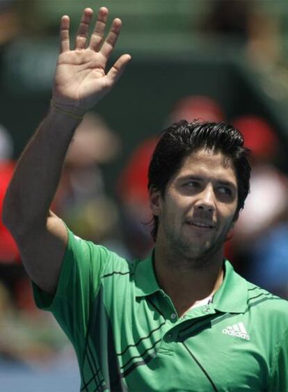 Verdasco saluda después de vencer a Djokovic.