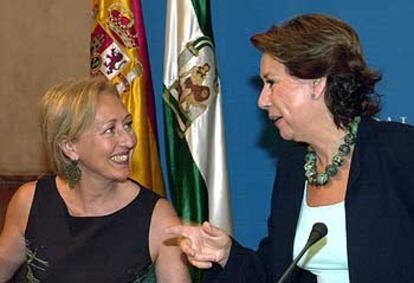 Fuensanta Coves y Magdalena Álvarez, ayer, en la rueda de prensa tras el Consejo de Gobierno.