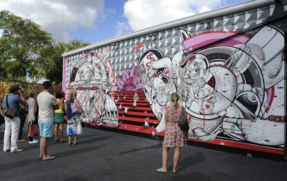 Un grupo de personas observa un mural en el distrito de Wynwood durante el Art Basel Miami en Florida (EE.UU.)