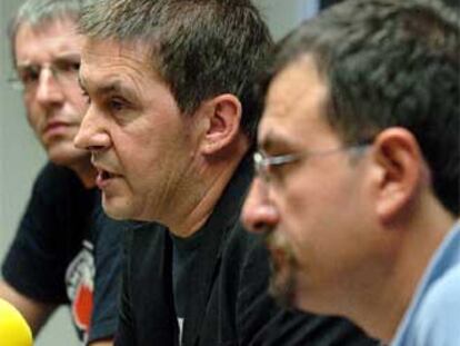 Otegi, junto a Juan José Petrikorena y Joseba Zinkunegi