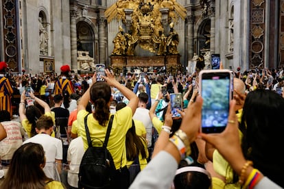 Cientos de 'influencers' durante la misa en la basílica de San Pedro, este martes.