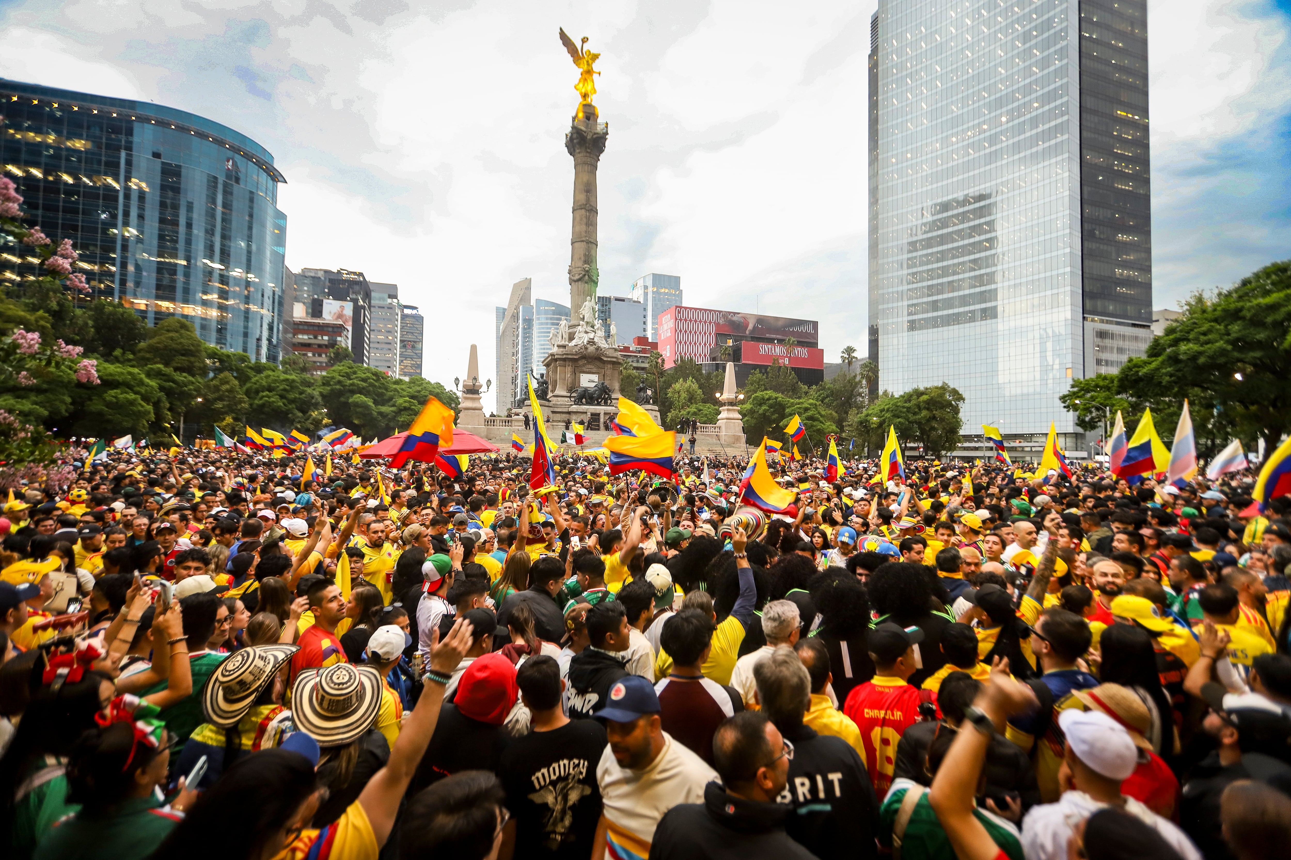 Aficionados colombianos en el Ángel de la Independencia, el 16 de junio.