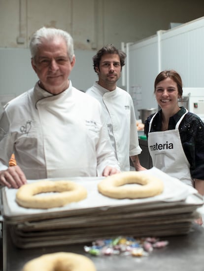 Javier (padre, 68 años), Javier (hijo, 43 años) y Marta Cocheteux (hija, 36 años), en los hornos del obrador de Pan Delirio, en Tetuán, Madrid, con su premiado roscón de Reyes.