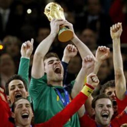 Iker Casillas levanta la copa. Al lado, los jugadores de La Roja lo celebran.