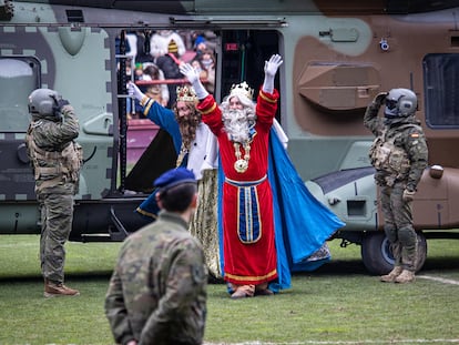 Los Reyes Magos de Oriente han llegado este domingo a Logroño tras aterrizar en el estadio municipal Las Gaunas.