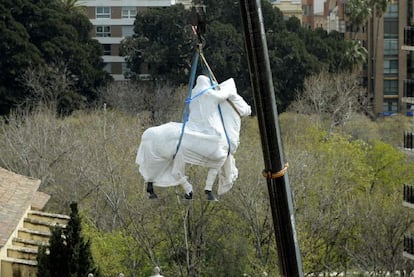 Una grúa traslada la estatua ecuestre de Franco a un almacén de Defensa en Valencia.