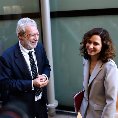 MADRID, 12/09/2024.- La presidenta de la Comunidad de Madrid, Isabel Daz Ayuso (d), conversa con su jefe de gabinete, Miguel ?ngel Rodrguez, tras concluir la primera sesin del Debate del Estado de la Regin, este jueves en Madrid. EFE/Rodrigo Jimnez
