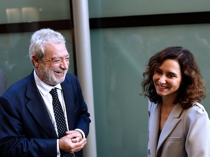 MADRID, 12/09/2024.- La presidenta de la Comunidad de Madrid, Isabel Díaz Ayuso (d), conversa con su jefe de gabinete, Miguel Ángel Rodríguez, tras concluir la primera sesión del Debate del Estado de la Región, este jueves en Madrid. EFE/Rodrigo Jiménez