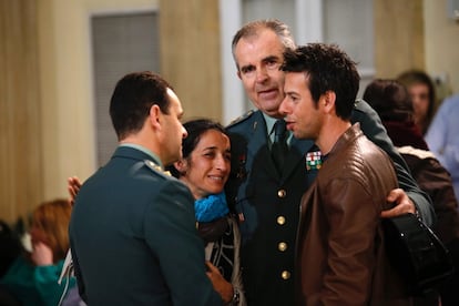 Patricia Ramírez y Ángel Cruz durante la Capilla Ardiente de Gabriel Cruz en Almería.