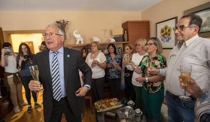 El alcaldable del PP en la casa de la vecina Neus Ros, en Nou Barris.