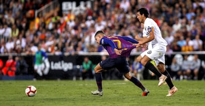 El centrocampista del Valencia CF Daniel Parejo , disputa el balón con el centrocampista brasileño del FC Barcelona, Philippe Coutinho