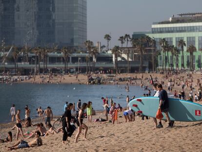 La playa de la Barceloneta de Barcelona durante la fase 1 de la desescalada.