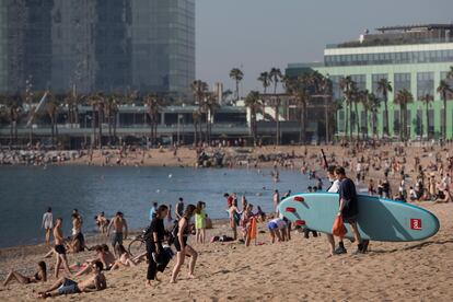 La playa de la Barceloneta de Barcelona durante la fase 1 de la desescalada.