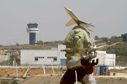 La estatua de Ripoll&eacute;s en el acceso al aeropuerto es una de los s&iacute;mbolos m&aacute;s evidentes del despilfarro econ&oacute;mico.