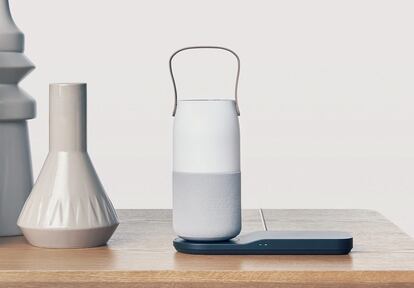 Altavoz de Samsung modelo bottle con luz que cambia de color o intensidad con el movimiento (78,06 euros).