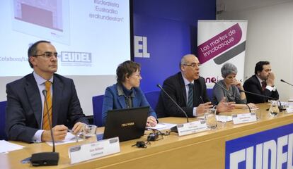 Desde la izquierda, Jon Bilbao, Sarah Copsey, Gotzon Bernaola, Emilia Málaga y Tomás Arrieta, en la jornada de Innobasque.
 