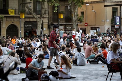 Jóvenes en la plaza del Sol del barrio de Gràcia de Barcelona, en mayo de 2020.