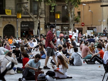 Jóvenes en la plaza del Sol del barrio de Gràcia de Barcelona, en mayo de 2020.