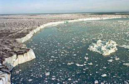 Los icebergs flotan libremente desgajados del glaciar de Bering en Vitus Lake, en Alaska (EE UU).