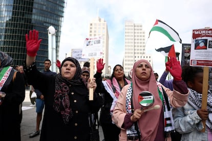 Dos mujeres participan en una protesta en solidaridad con Palestina en la Plaza Potsdamer de Berlín, el pasado 3 de agosto.