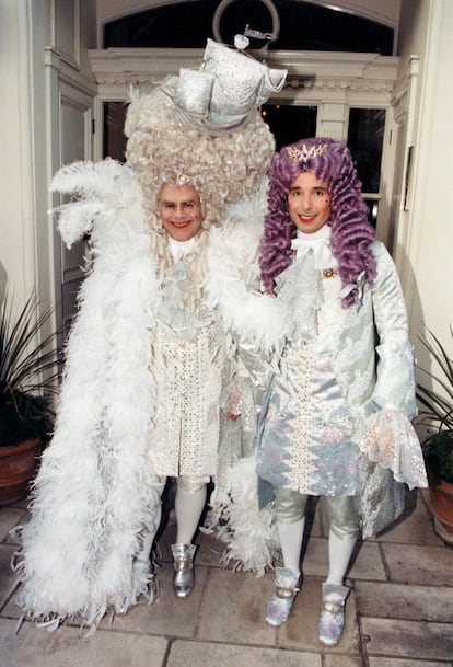 El 6 de abril de 1997, Elton John celebró su 50 cumpleaños disfrazo de Luis XIV. A su fiesta, organizada en la Catedral San Juan el Divino de Nueva York, acudieron unos 500 invitados, incluyendo los cantantes Paul McCartney y Rod Stewart o la actriz Elizabeth Hurley, y se dice que le costó al artista más de 1,5 millones de dólares.