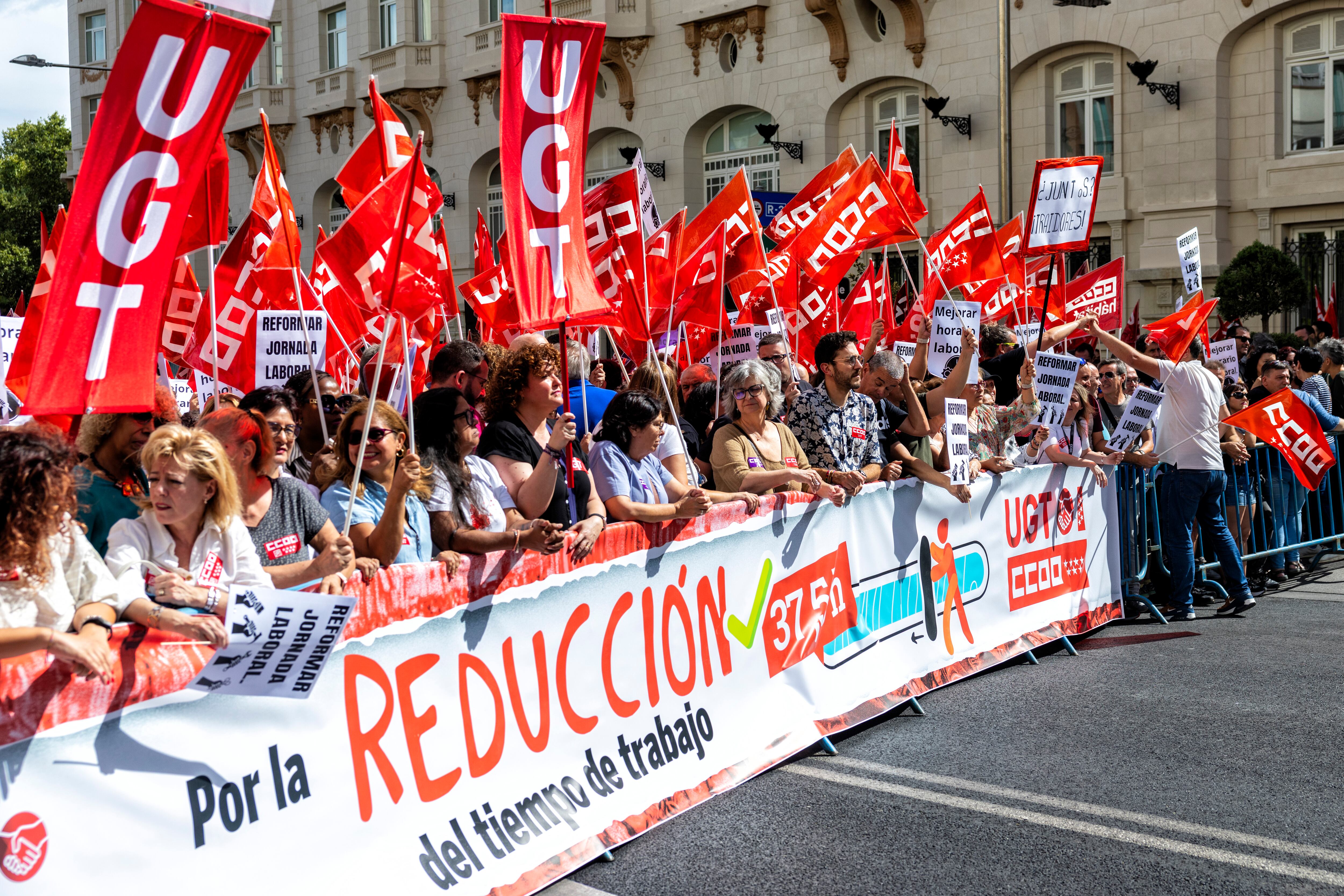Manifestación a las puertas del Congreso de los Diputaados por la reducción de la jornada laboral.