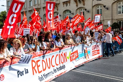 Manifestación a las puertas del Congreso de los Diputaados por la reducción de la jornada laboral.