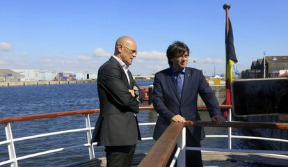 Carles Puigdemont i Raül Romeva, en un vaixell a Bèlgica.