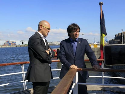 Carles Puigdemont i Raül Romeva, en un vaixell a Bèlgica.