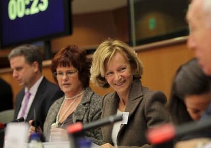 Elena Salgado sonríe antes de explicar ante la comisión de Asuntos Económicos y Monetarios del Parlamento Europeo las prioridades de la presidencia semestral española.