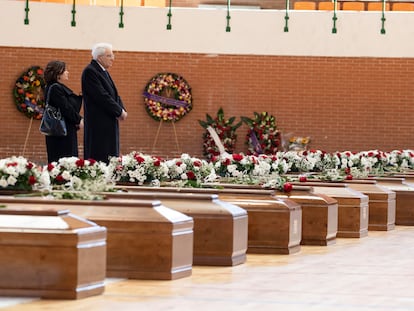 El presidente de la República, Sergio Mattarella, presenta sus respetos a las víctimas del último naufragio frente a las costas de Calabria, este jueves en Crotone (Italia).