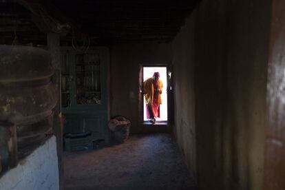 Tashi Jamphel, de 71 años, camina a través de una entrada posterior al monasterio Tnagyud Gompa.