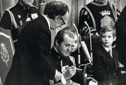 El 27 de diciembre de 1978, el rey Juan Carlos I firmó la Constitución en el Parlamento, en una sesión especialmente convocada al efecto. A su lado le observan doña Sofía y un joven e interesado príncipe Felipe.