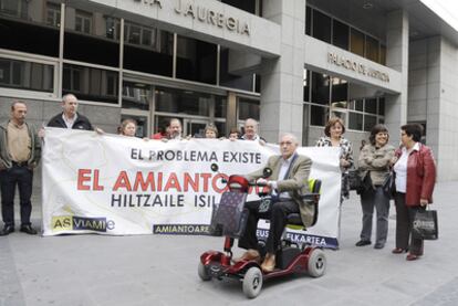 Trabajadores y jubilados afectados por el amianto, con Eusebio Pagola en primer término, durante una concentración de protesta ante el Palacio de Justicia de Bilbao.