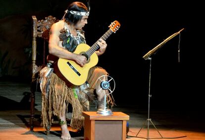 Damián Alcázar interpreta a Mangoré en una escena de la película.