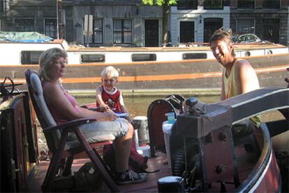 Marcel, Anita y Nick, en su casa flotante de Amsterdam.