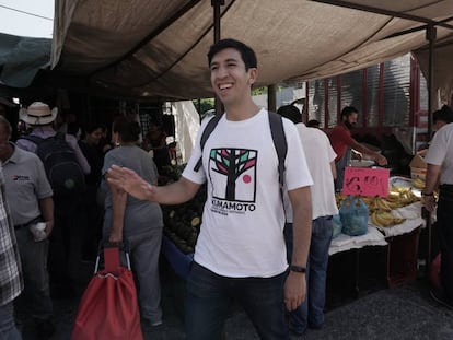 Pedro Kumamoto recorre las calles de Zapopan, en busca de firmas.