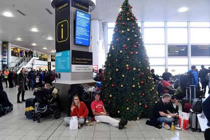 Numerosos vuelos fueron desviados a otros aeropuertos del Reino Unido y también a los de París y Amsterdam, mientras que las aerolíneas han pedido a los pasajeros que no vayan a Gatwick. En la imagen, una multitud de viajeros espera en el aeropuerto de Gatwick en Londres (Reino Unido).