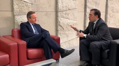 El ministro de Asuntos Exteriores, Unión Europea y Cooperación, José Manuel Albares (derecha), se reúne con su nuevo homólogo británico, David Cameron, este martes en Bruselas.
