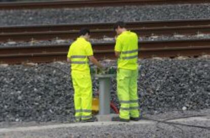 ACCIDENTE DEL ALVIA EN SANTIAGO DE COMPOSTELA. Trabajadores de ADIF trabajando en el lugar donde ha tenido lugar el accidente de tren Alvia, en Angrois, Santiago de Compostela, donde han fallecido 78 personas.(DVD 624)