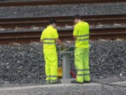 ACCIDENTE DEL ALVIA EN SANTIAGO DE COMPOSTELA. Trabajadores de ADIF trabajando en el lugar donde ha tenido lugar el accidente de tren Alvia, en Angrois, Santiago de Compostela, donde han fallecido 78 personas.(DVD 624)