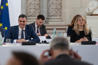 Pedro Sánchez y la ministra de Trabajo, Yolanda Díaz, antes del encuentro.