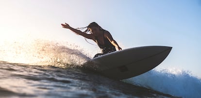 Garazi Sánchez surfeando