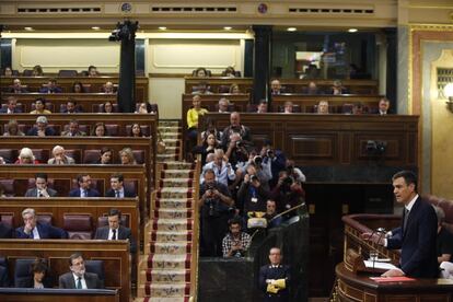 El secretari general del PSOE, Pedro Sánchez, ha començat el seu discurs en defensa de la moció de censura en la qual és candidat a la Presidència del Govern, reivindicant la "força moral" de la Constitució del 1978.