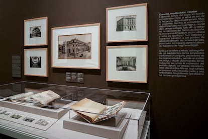 Algunas de las piezas de la exposición "Archivo fotográfico del Banco de España. De la albúmina al píxel".