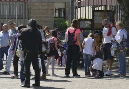 Un grupo de niños, en la entrada de un colegio público de Vitoria. 