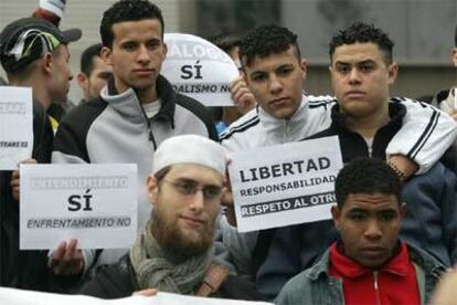 Algunos participantes en la concentración de Bilbao, que reunió a varias decenas de personas con lemas a favor del diálogo y el respeto.