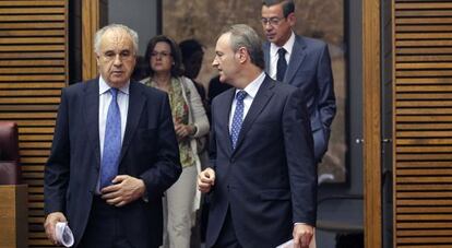 Alberto Fabra y Rafael Blasco entran juntos en el hemiciclo de las Cortes tras estallar el caso de la cooperación.