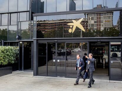 Empleados saliendo de la sede de CaixaBank en Barcelona.